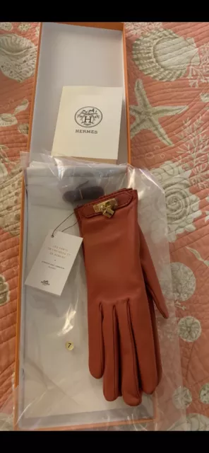 NWT Hermès Soya Glove Size 7 Kelly Lock GHW Iconic Orange Color Lambskin Leather