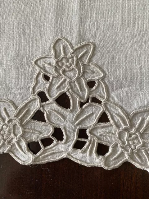 FAB Vintage MADEIRA Embroidered Cutwork Guest TOWELS~ 2 @ 14 1/2" x 22 1/2"