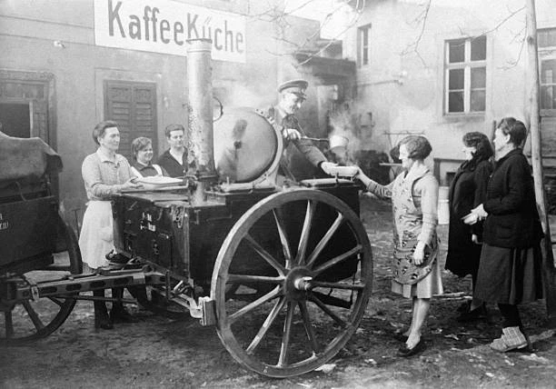 DISTRIBUTION FREE MEALS to wives and daughters unemployed Berl- 1931 ...