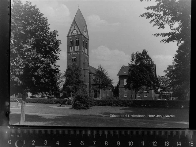 30031894 - 4000 Duesseldorf Urdenbach Herz-Jesu-Kirche Duesseldorf Stadtkreis