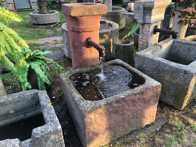 Alte / Historische Brunnen, Sandsteinbrunnen, Steinbrunnen, Dekoration
