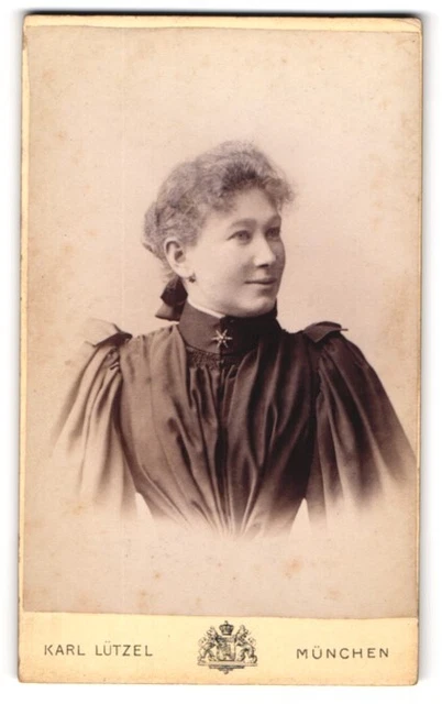 Fotografie Karl Lützel, München, Dachauerstrasse 19, Junge Dame im Kleid mit Kr