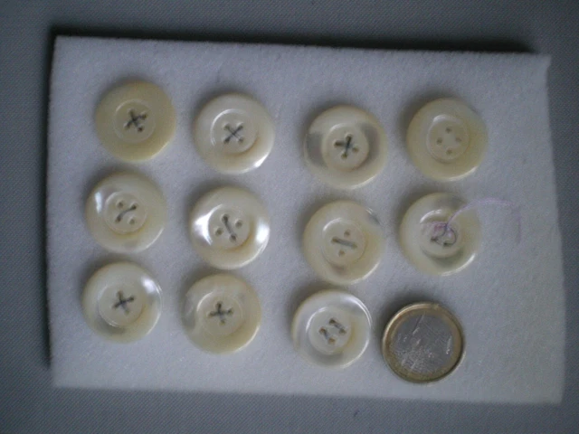 . LOT 11 BOUTONS ANCIEN EN NACRE   22 mm.