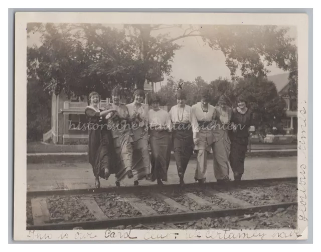 Junge elegante Frauen auf Schienen Mode Glorious times Tolles altes Foto  1920er