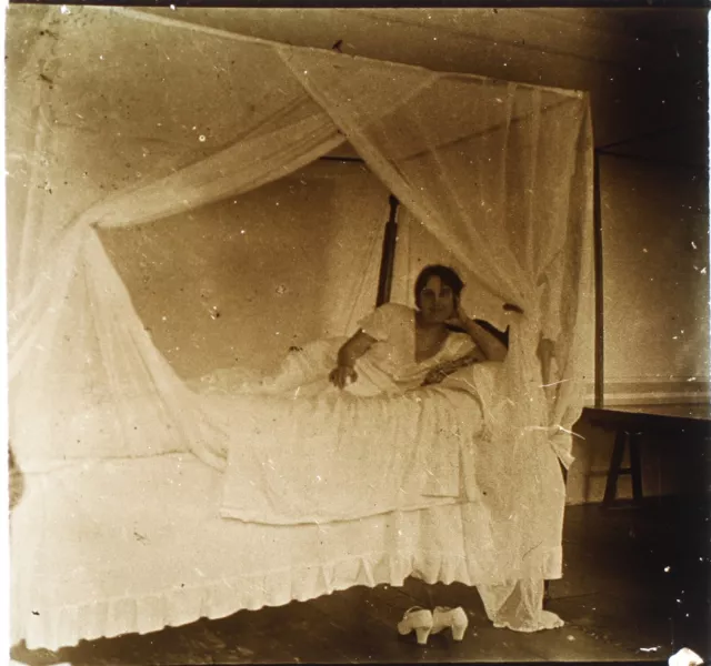 FRANCE family woman in bed amateur photo c1926 vintage glass plate