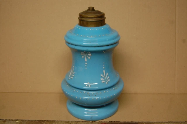 Lampe a pétrole en céramique bleu a décor de fleurs. Montée en lampe hauteur 44
