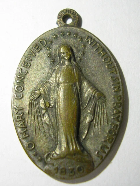 Luomu Saint Michael Medal Keychain - Catholic Religious Metal Key Chain With Glass Detail, Red