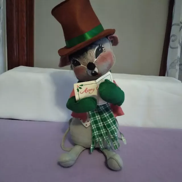 Vintage Annalee 1989 Mobilitee 17” Christmas Mouse Doll Caroler