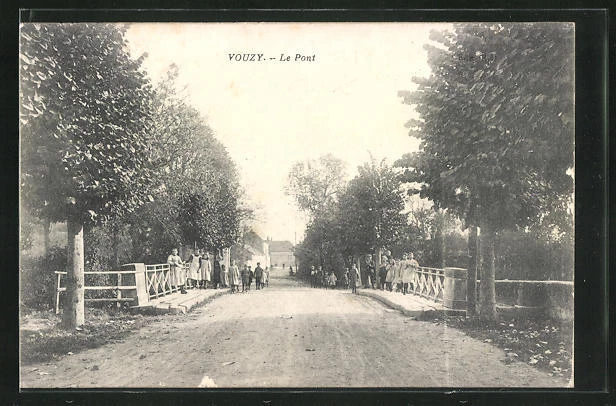 CPA Vouzy, Le Pont, vue partielle avec pont et des passants