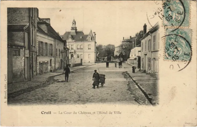 CPA CREIL La Cour du Chateau et l'Hotel de Ville (1207609)