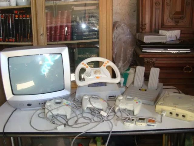 Console Sega Dreamcast avec 3 manettes, pédalier, volant et 3 cartes mémoires