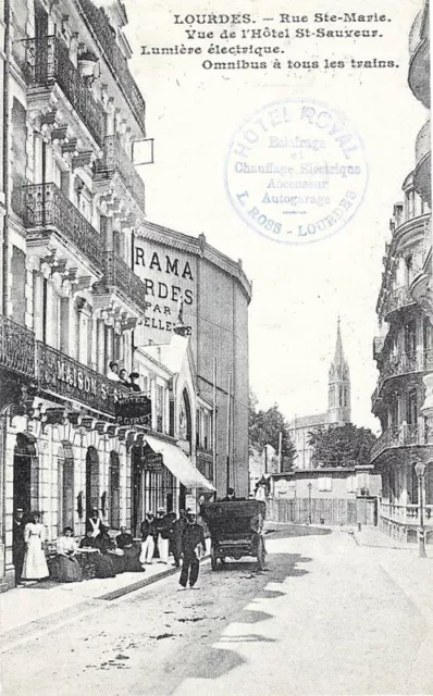 D65 LES PYRENEES/ LOURDES, Rue Ste-Marie - VUE ANIMEE de l'HOTEL SAINT-SAUVEUR