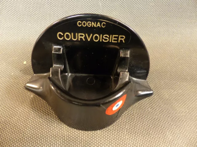 Lot 2 anciens cendriers en bakelite de bistrot pub Courvoisier chapeau Napoleon 3