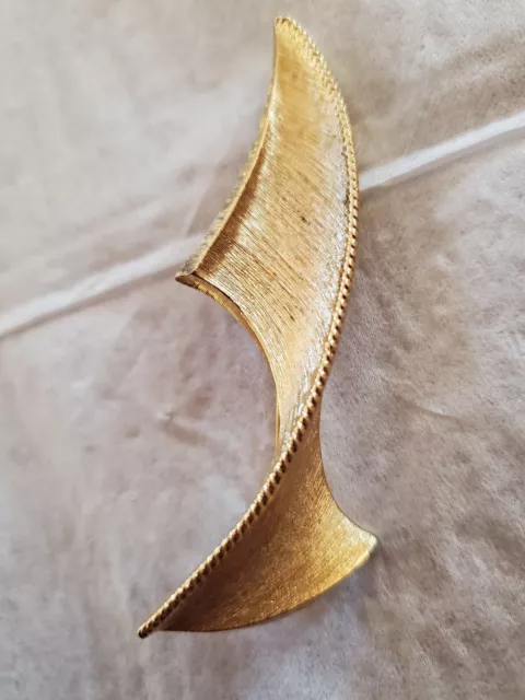 MONET Abstract Curved Twisted Swirl Brooch Textured Goldtone Signed Vtg Pin