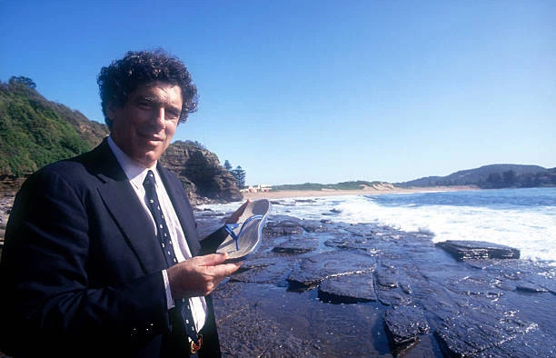 ELLIOTT GOULD FILMING his new movie Exchange Lifeguards in 1992 - Old