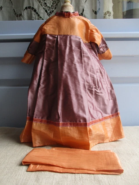 Jolie robe tissu  soyeux et dentelle ancienne pour poupée ancienne