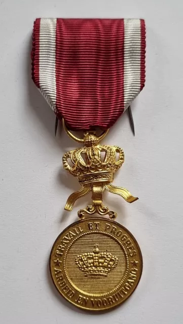 Orden / Medaille - Travail et Progres - vergoldet - Belgien - um 1945 - Original