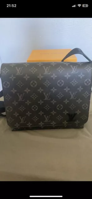 Louis Vuitton lv man district bag  Sac pour homme, Sacoche lv, Sac à dos  de mode