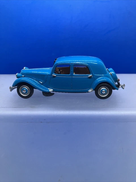 CITROËN Traction 11 B Belge 1951 Universal Hobbies 1/43 sur Socle