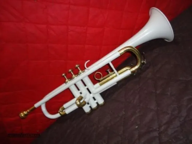 Nueva trompeta plana en Sib con acabado en color blanco y latón, estuche...