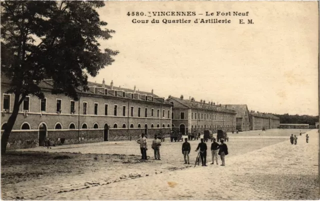 CPA Vincennes Le Fort Neuf cour du Quartier d'Artillerie (1347323)