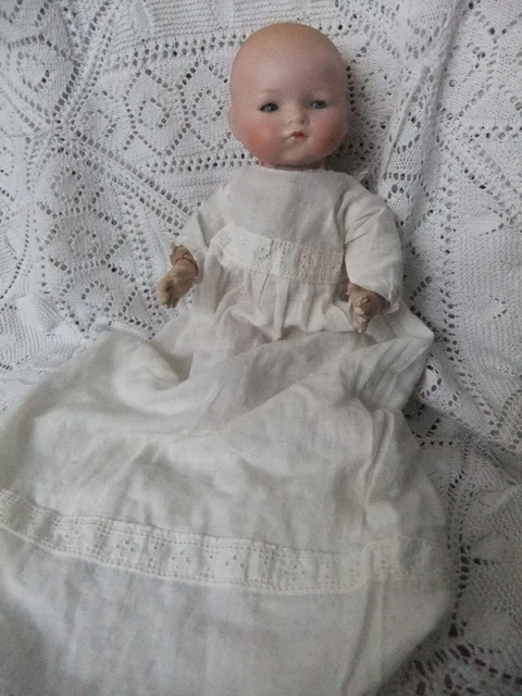 Poupée à tête porcelaine Kuhnlenz 44-26 sur un beau corps Jumeau