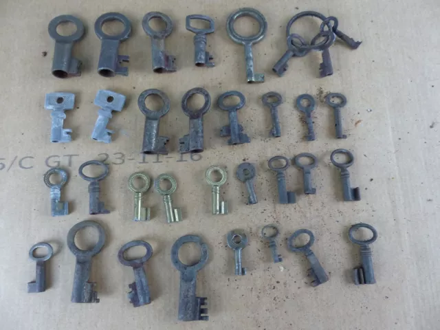 Lot de 33 anciennes clés clefs cadenas coffre longueur 2,5 cm a 5,5 cm lot 14