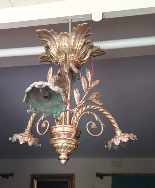 LUSTRE EN BRONZE  trois branches decor feuilles.bon etat 2