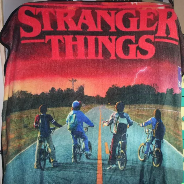 Manta de felpa suave Loungefly Stranger Things para niños en bicicletas Netflix