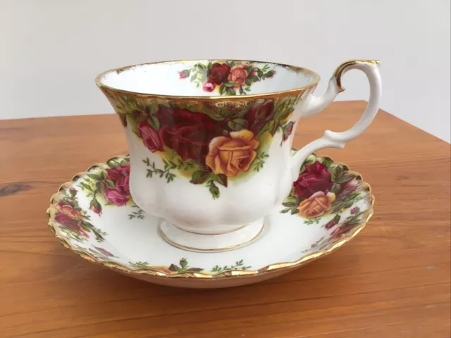 Royal Albert OLD COUNTRY ROSES 1960s Tea Cup and Saucer with Floral Design