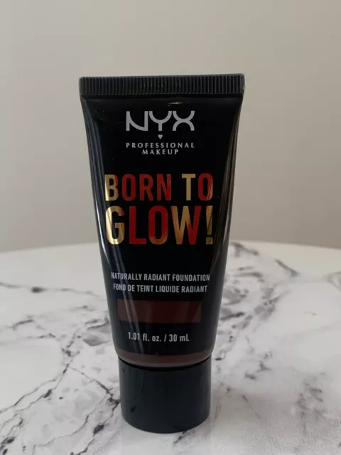NYX Born to Glow! Natürlich strahlendes Fundament. Deep Espresso