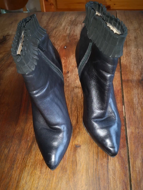 Bottines en cuir noir, bout pointu, talon fin, pointure 38