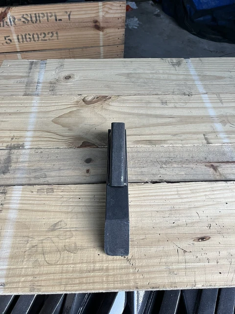 Ripper shank wear points