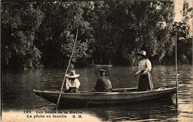 CPA Les Bords de la Marne - La peche en famille (275409)