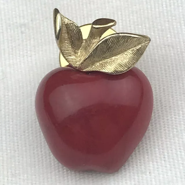 Pin Rojo Manzana Vintage Tono Dorado Esmalte Escuela de Educación Dorada