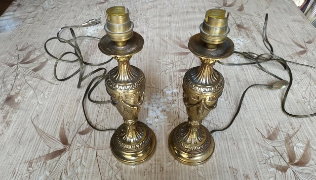Paire de bougeoirs en bronze doré à décor de vase balustre Montés en lampe