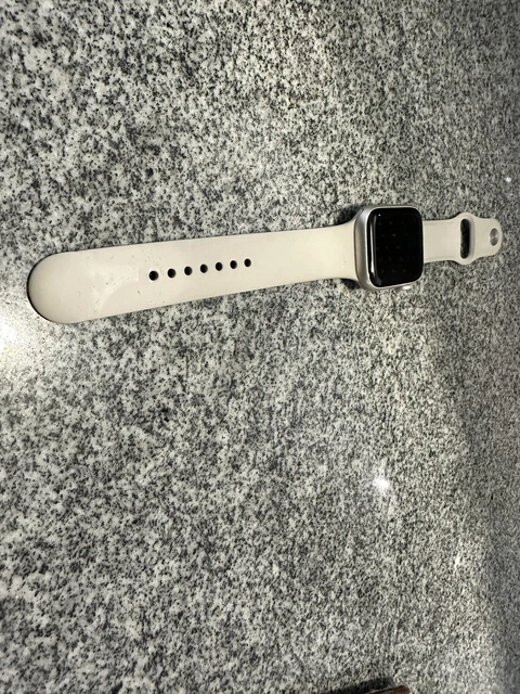 Apple Watch Series 8 45mm Mitternacht Aluminiumgehäuse mit Sportarmband, Regular