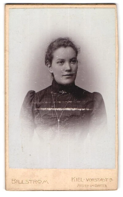 Fotografie Billström, Kiel, Vorstadt 9, Junge Frau in Plisseekleid mit Puffärme