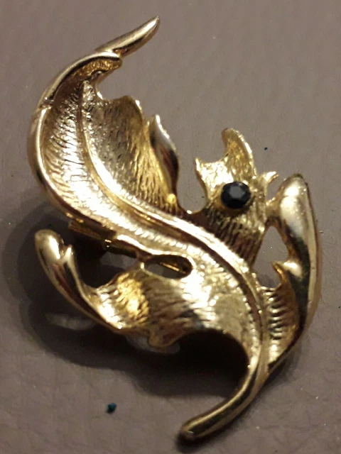 BROCHE COUTURE VINTAGE DES ANNÉES 1940 - Laiton Doré Et Strass - Signée PLAIRE - Patine D'origine