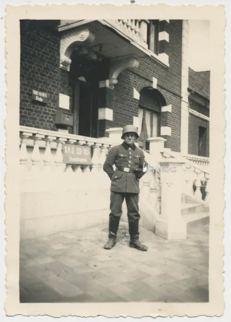 Foto Soldat RAD K8/185 auf Wache mit Stahlhelm-Schild    2.WK  (D92)