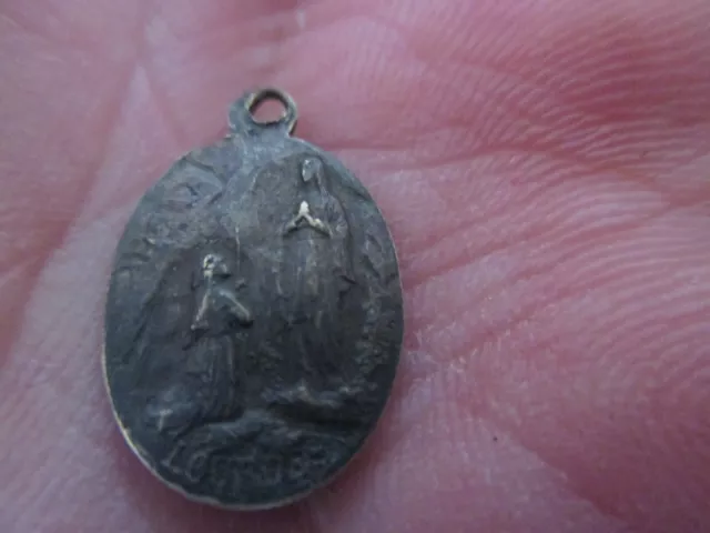 Ancienne médaille religieuse Vierge notre dame Lourdes  15mm  1,39 gr.