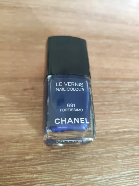 Le vernis à ongles  "N*681 Fortissimo" de Chanel.