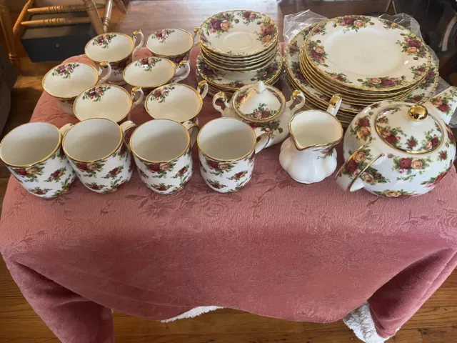 39 Pieces Old Country Roses Royal Albert Bone China 1962 LTD Made In England