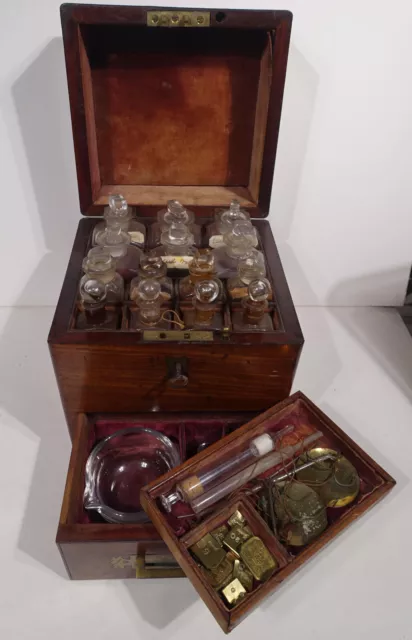 Reiseapotheke um 1800, Mahagoni, komplett, Arzneiflaschen, Gewichte etc.