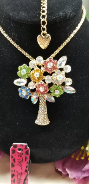 Lovely Betsey Johnson White Crystal Rhinestone Flower Bouquet Pendant Necklace