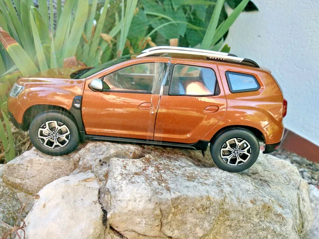 en promo Dacia Duster echelle 1:18 longueur 23cm Solido neuve dans sa boite