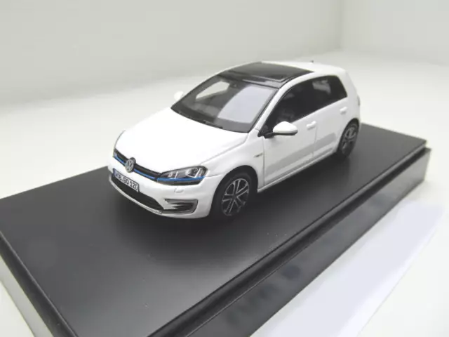 + VOLKSWAGEN VW Golf 7 GTE Modellauto Spark in 1:43 5G1.099.300. C9A  weiss  NEU