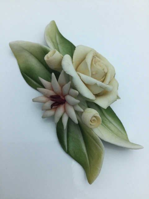 Paire De Bougeoirs En Porcelaine De Capodimonte
