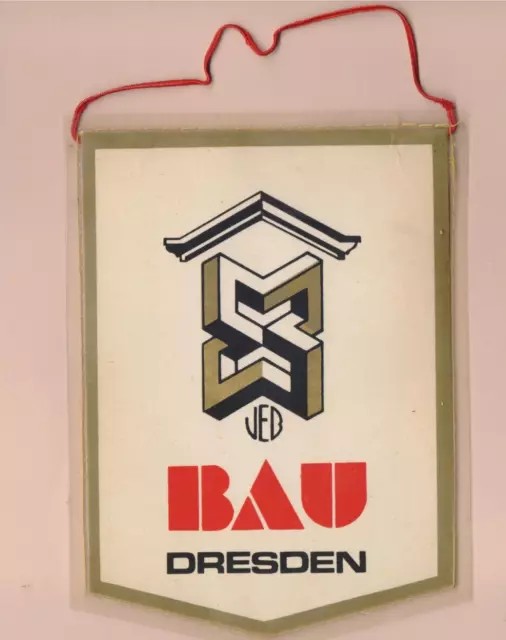 Kleiner Wimpel 13 x 17 cm vom VEB Bau Dresden in Plastefolie genäht, um 1985 (?)