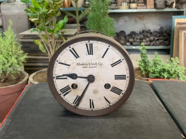 1950er Jahre Vintage handgefertigte Eisenmetall Modern Clock Co. Wecker Tischuhr